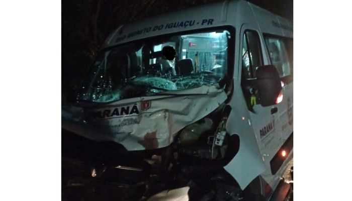 Rio Bonito - Van da Saúde se envolve em acidente e uma pessoa fica ferida 